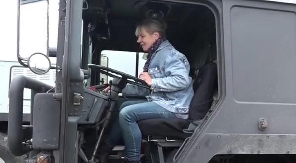 Petra Shurman a plecat în jurul lumii, la volanul unui camion militar și a ajuns în România | Video