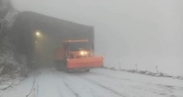 Viscol și ninsoare în zonele montane. Drumarii au de lucru cu deszăpezirea | Video