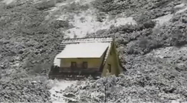 Iarna și-a făcut apariția la munte și a oferit peisaje de neuitat localnicilor și turiștilor (Video)