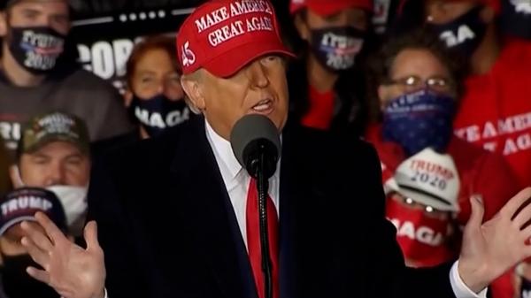 Donald Trump, rețetă de campanie: dans și multă lăudăroşenie. Sondajele îl contrazic