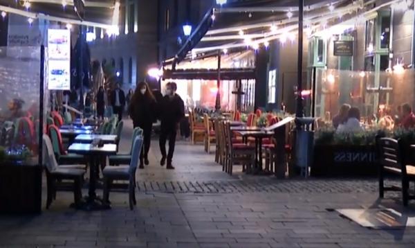 Masca a devenit obligatorie în spațiile publice din București