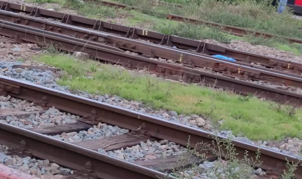 Tânăr de 20 de ani din Iași, lovit de tren în timp ce vorbea cu un prieten pe video