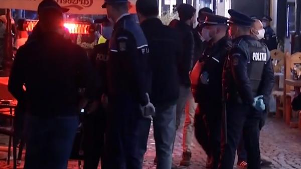 Românii petrec la terase și respectă regulile de prevenire a răspândirii Covid-19 doar când vine poliția