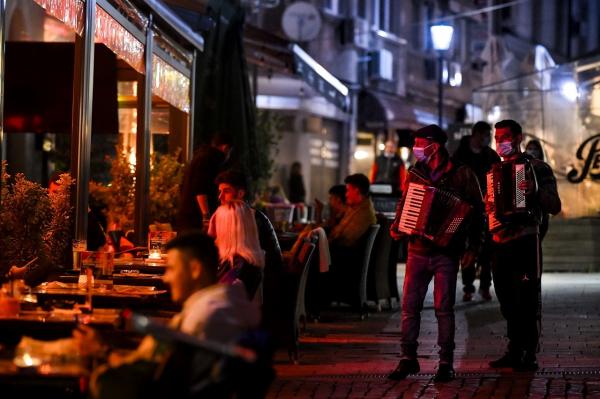 Petrecere ca-n vremurile bune în Centrul Vechi din București, în plină pandemie de coronavirus