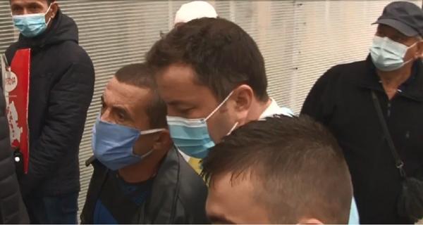 Zeci de bolnavi s-au îmbrâncit în ploaie, în fața Spitalului de Urgenţă din Ploieşti