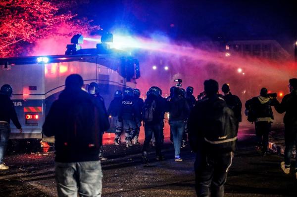 Europa se închide țară după țară. Restricțiile au scos oamenii în stradă în Italia