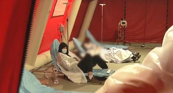 Pacienți infectați cu noul coronavirus, tratați în corturi și containere din cauza aglomerării. Video