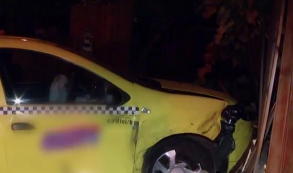 Un bucureştean s-a trezit în toiul nopţii cu un taxi intrat în curte, prin gard