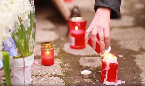 Klaus Iohannis a aprins o lumânare în amintirea celor 64 de tineri care şi-au pierdut viaţa în Club Colectiv