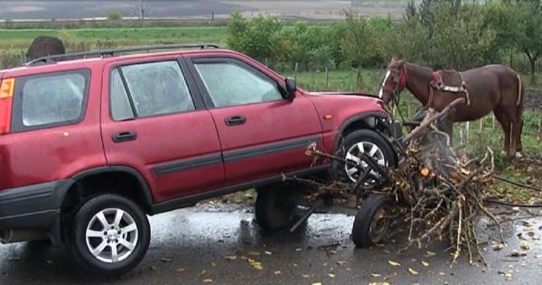 O şoferiţă de 72 de ani a ajuns cu maşina deasupra unei căruţe