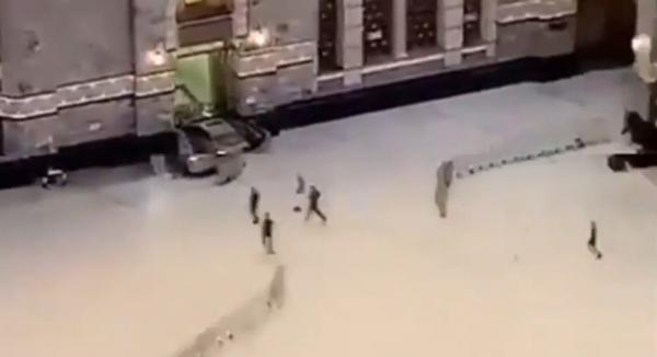 Porţile Marii Moschei de la Mecca, dărâmate de un șofer