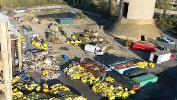 Saci cu deșeuri medicale zac de zile întregi sub cerul liber, deşi ar trebui arse în 24 de ore