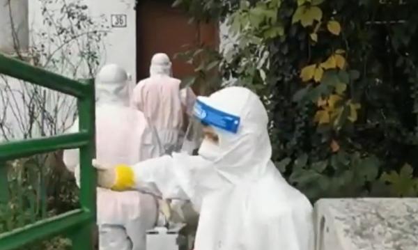 O femeie a stat trei zile cu soacra decedată de Covid în casă, în timp ce trupul neînsufleţit al soţului zăcea în spital