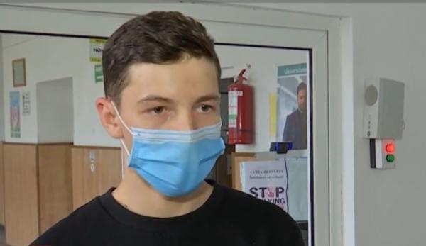 Aplicaţia care îi obligă pe elevi, dar şi pe profesori să poarte mască dacă vor să intre în şcoală