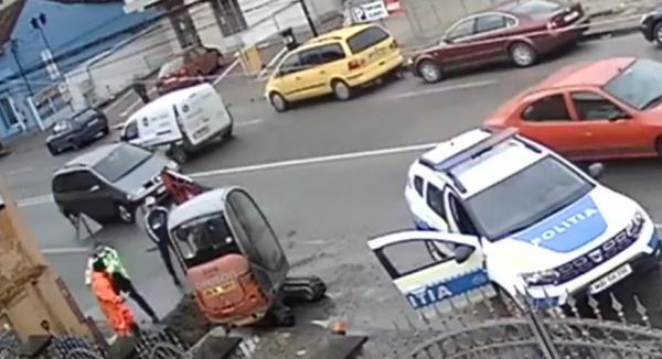 Muncitor agresat de doi poliţişti, pentru că nu ar fi purtat mască. VIDEO