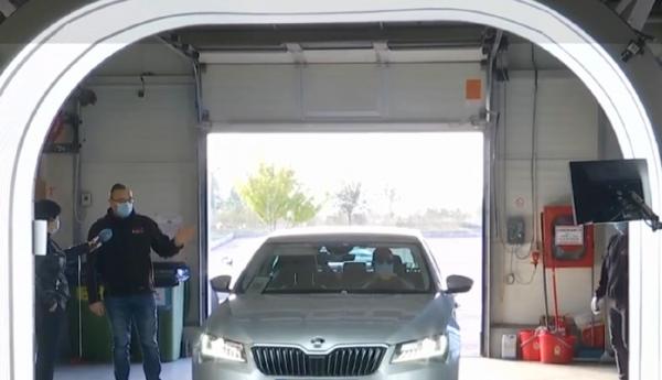 Cozi mai mici la service. Şoferii pot evalua daunele maşinii cu ajutorul unui scanner