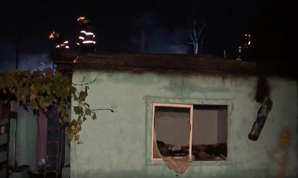 Patru case distruse de un incendiu izbucnit în București