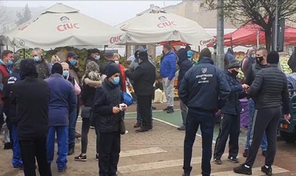 Guvernul crede că restricţiile vor reduce răspândirea virusului, medicii spun că măsurile sunt prea blânde şi vin prea târziu