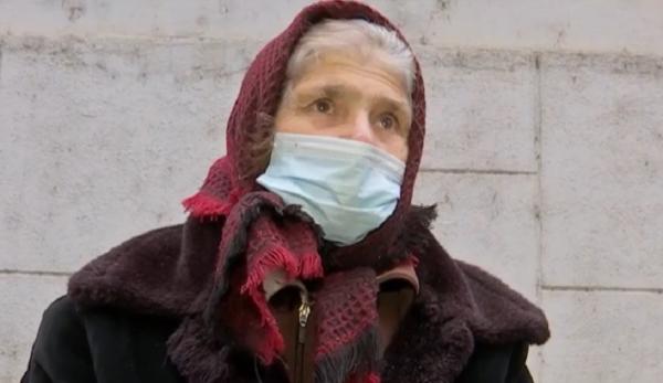 Bătrâni nevoiți să-și vândă legumele pe jos, în frig și ploaie: "Stăm ca câinii aici. Nu vândui nici de doi lei"