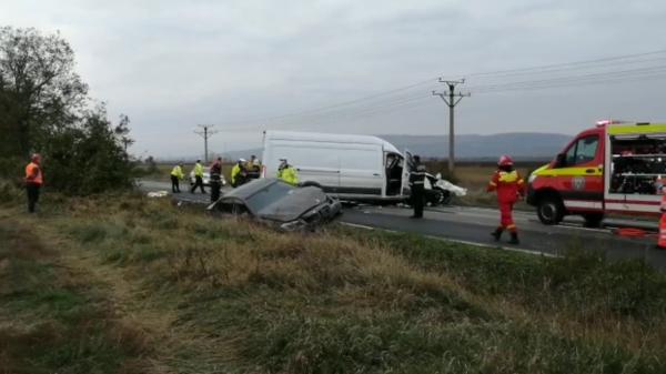 Doi șoferi morți în Buzău, după ce s-au izbit frontal. Trei mașini au fost implicate în tragedie