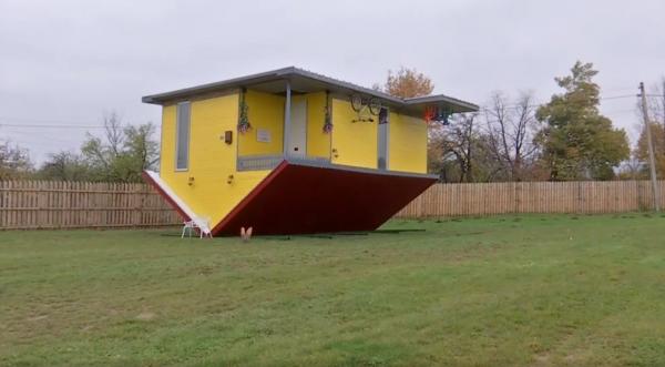 Casa construită cu susul în jos, în Gorj