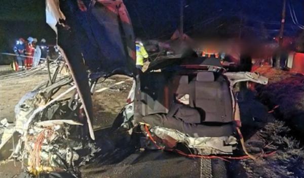 Un tânăr de 20 de ani a murit după ce s-a izbit cu maşina într-un stâlp de electricitate