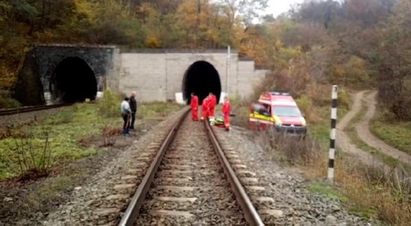 Angajat CFR sfârtecat de trenul Oradea - Cluj Napoca, în timp ce făcea reparații într-un tunel