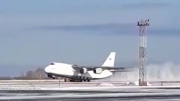 Aterizare de urgență pe un aeroport din Rusia. La bord se aflau 14 oameni