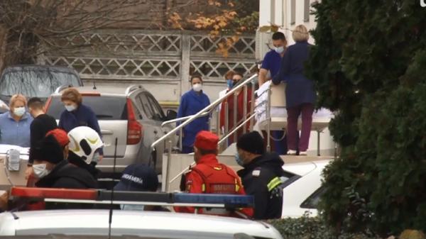 Spital evacuat din cauza unui paznic care s-a jucat cu sprayul lacrimogen, în Argeș. Pacienții, scoși afară cu tot cu paturi