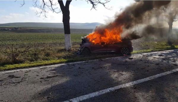 Masina înghițită de flăcări, la Tulcea. Șoferița, scoasă în ultima clipă de martorii care au văzut accidentul