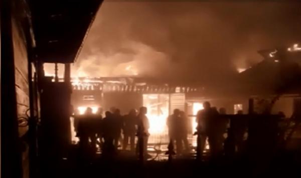 Trei case au fost distruse de un incendiu puternic, în localitatea suceveană Valea Moldovei