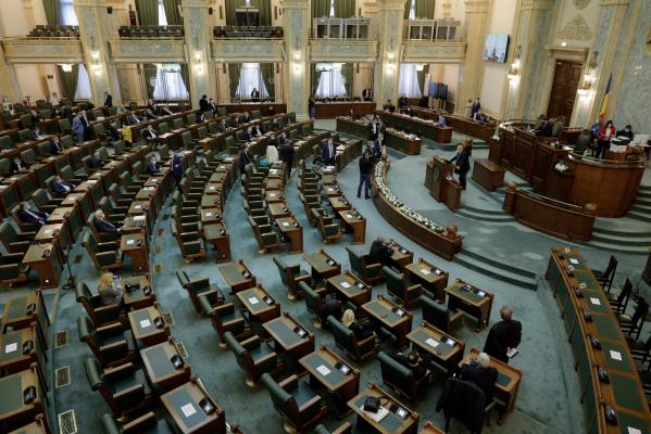 Lupta demisiilor în Parlament. Aleşii de la două partide "încearcă" să renunţe la pensiile speciale