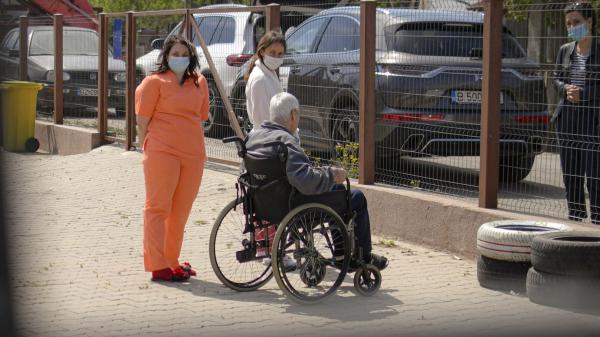 Bolnavii de diabet sau tiroidă, uitați și neglijați: "Şi noi ce facem fără tratament, murim?"