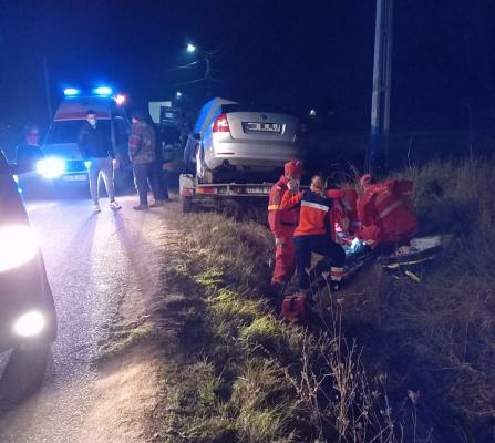 Un bărbat care ajuta un șofer să scoată autoutilitara din șanț, la Butimanu, a murit strivit la marginea șoselei