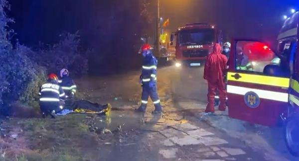 Bărbat încălzit cu pături de paramedici, pe marginea drumului, în aşteptarea ambulanţei venită de la 60 de kilometri, în urma unui accident