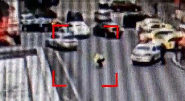 Polițist lovit cu maşina de fiul unui angajat la Guvern: "Ce, bă, unde e staţie? Unde se termină staţia de autobuz?"