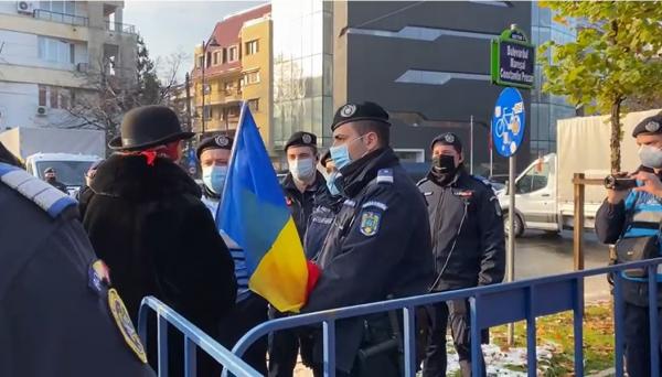 Două femei s-au certat cu jandarmii ca să ajungă la Arcul de Triumf, de Ziua Națională a României. ”E abuz!”