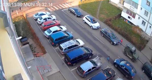 Copil lovit de mașină, la Bistrița, șoferița coboară la el să-l certe, apoi își vede de drum