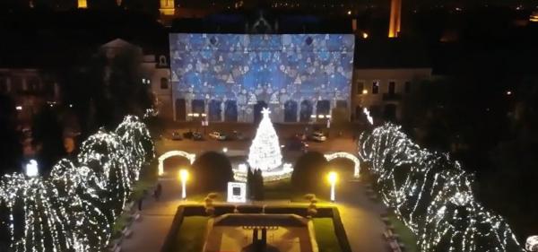 Tărâm magic de Crăciun în Satu Mare. Clădirile oraşului, îmbrăcate în acadele sau cadouri colorate