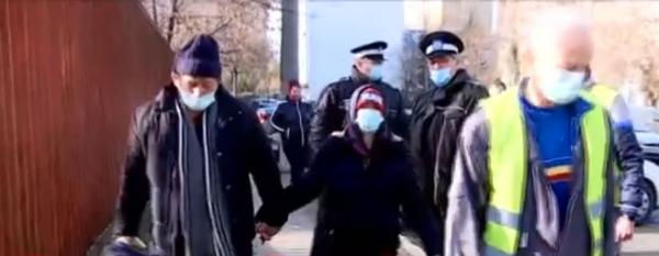 Oamenii străzii din Baia Mare au fost luaţi de poliţişti şi duşi în adăposturi