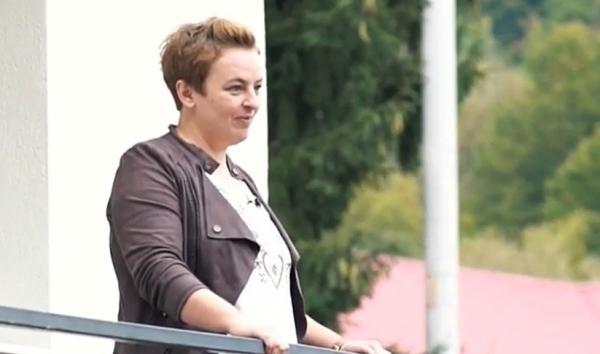 Ioana Hochia, speranța copiilor nevoiași din Firiza. Învățătoarea din Maramureș schimbă destinele elevilor din medii vulnerabile