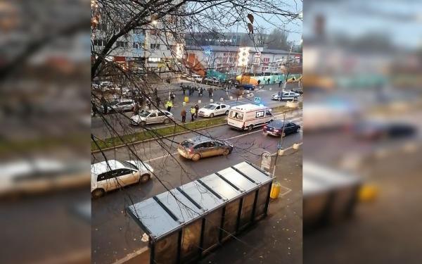 Pieton lovit pe trecere, strigă de durere, după ajutor, în timp ce ambulanța întârzie să apară, în București