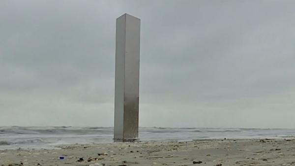 Monolitul de la Vadu stârnește noi dezbateri: "Nu e de la extratereștri. Nu puneau o bucată de fierătanie decelabilă acolo"