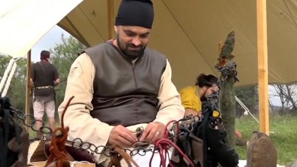 Un artizan creează încălţări unice, inspirate din antichitate