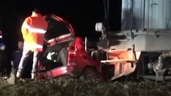 Bărbat mort şi două copile rănite grav, după ce un tren a lovit în plin o maşină în Bistriţa-Năsăud