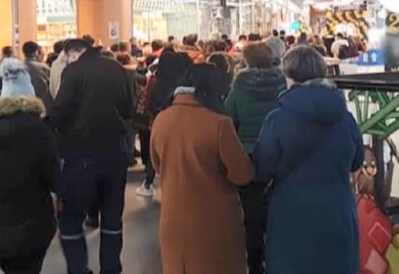 Noi restricții în mall-uri și supermarketuri, pentru evitarea aglomeraţiei în prag de sărbători