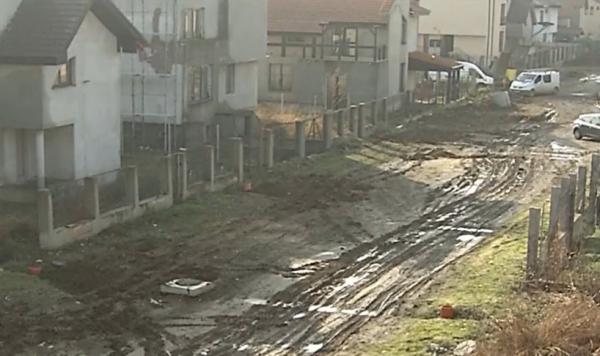 Sute de oameni dintr-un cartier rezidenţial trăiesc la fel de izolaţi ca în vârf de munte