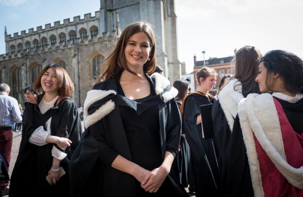 Fosta Miss UK lucrează cot la cot cu o echipă de la Oxford pentru evaluarea vaccinurilor anti-COVID Pfizer, Moderna și AstraZeneca