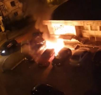 Incendiu pus intenţionat într-o parcare din Galaţi. Un Audi R5 a fost făcut scrum