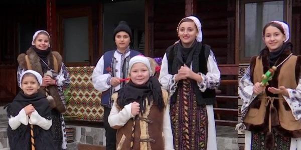 Colindul pandemiei se cântă în grupuri mici